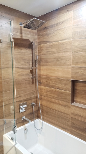 Porcelain tiles around bath tub.jpg