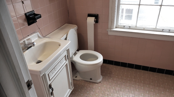 Old bathroom before renovation