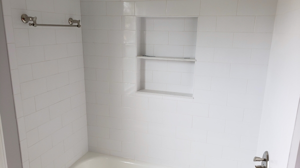 Subway tie with wall niche above tub