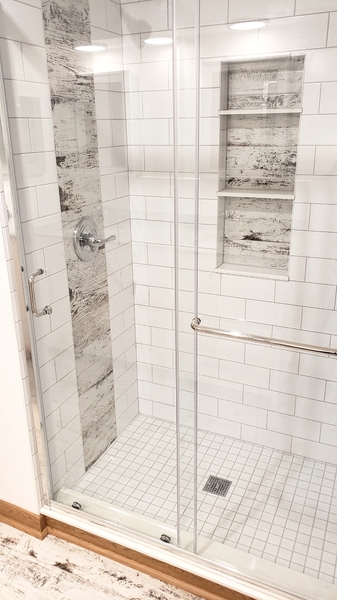 Shower witch wall nitche